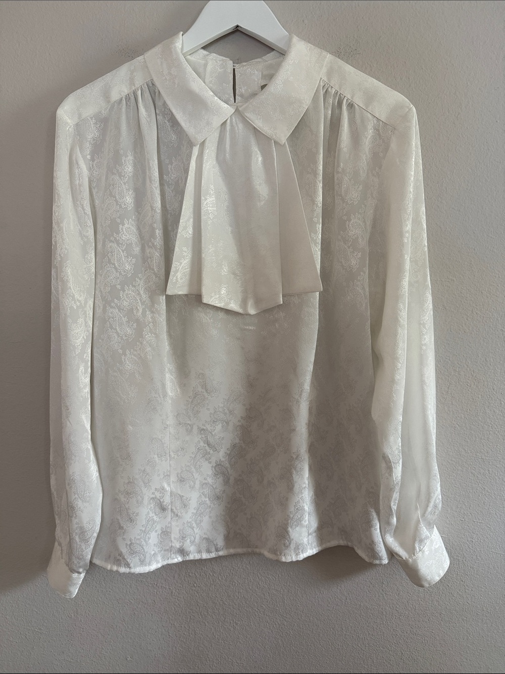 Dividends Vintage 80s White Jacquard Satin Bow Tie Secretary Blouse [PH0800]